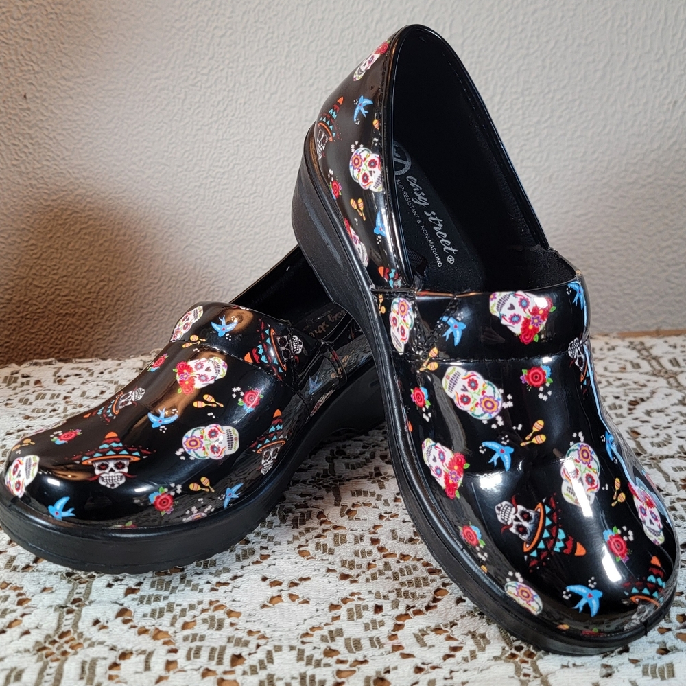 Womens Easy Stree Laurie Sugar Skull Clogs size 7W